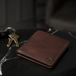 Lucleon Portefeuille En Cuir Montréal De Couleur Havane RFID 8 Lucleon Portefeuille En Cuir Montréal De Couleur Havane RFID -Chapeau Fawler en ligne rst megashoot wall 1 14032