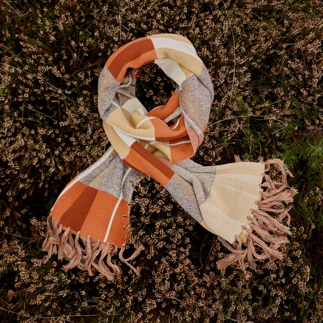 Sidegren Hiems | Écharpe à Carreaux Brune Et Bordeaux 2 Sidegren Hiems | Écharpe à Carreaux Brune Et Bordeaux – Image 2