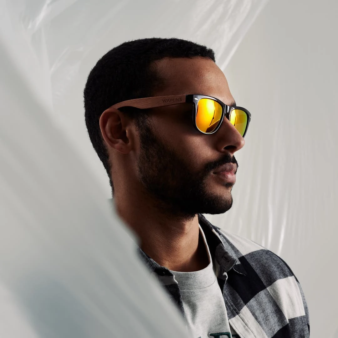 Waykins Lunettes De Soleil Rétro Noires à Verres Polarisés Jaunes Et Branches En Bois 2 Waykins Lunettes De Soleil Rétro Noires à Verres Polarisés Jaunes Et Branches En Bois – Image 2